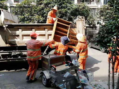 漢陽城管為民服務，義務清理小區(qū)建筑垃圾，共建美好家園